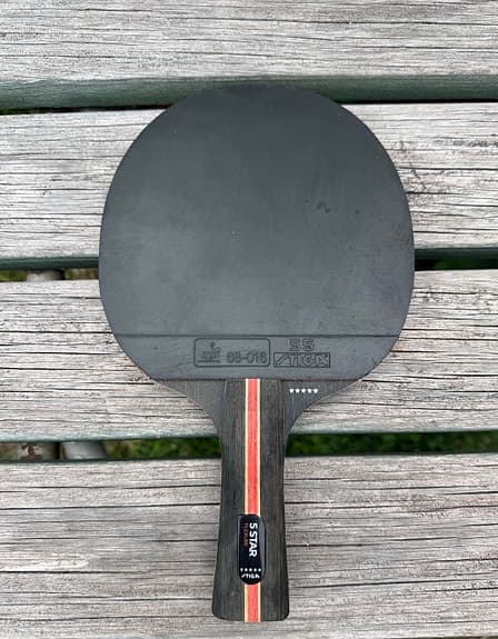 Stiga bordtennisracket med röd/svart gummi