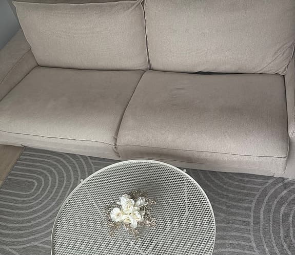 Soffa,  fotpall med förvaring, soffbord, matgrupp och skohylla