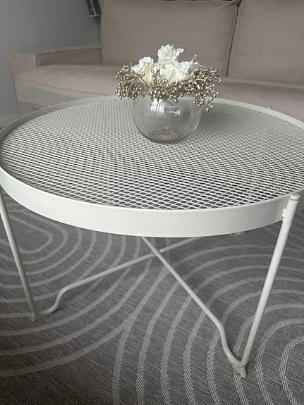 Soffa,  fotpall med förvaring, soffbord, matgrupp och skohylla