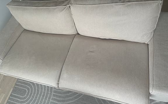 Soffa,  fotpall med förvaring, soffbord, matgrupp och skohylla