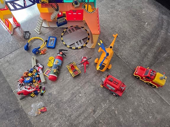 Brandman Sam lekset brandstation med fordon (Fireman SAM)