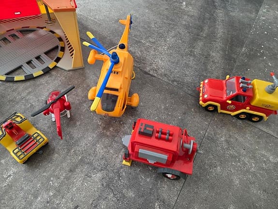 Brandman Sam lekset brandstation med fordon (Fireman SAM)