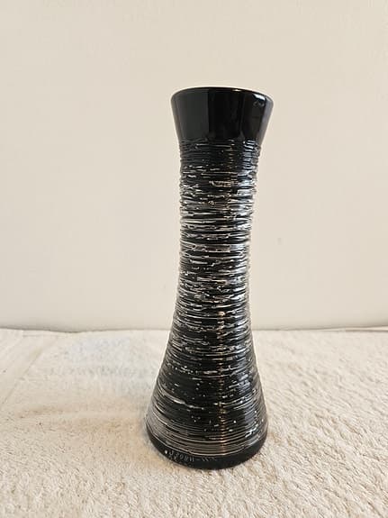 Stilig vas från Kosta Boda – Svart konstglas med spunnen dekor