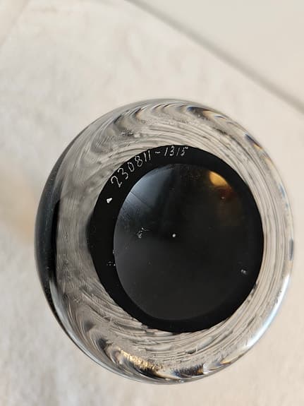 Stilig vas från Kosta Boda – Svart konstglas med spunnen dekor