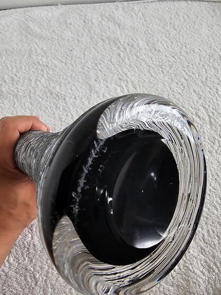 Stilig vas från Kosta Boda – Svart konstglas med spunnen dekor
