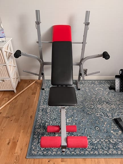 Träningsbänk med skivstångsställning röd/svart