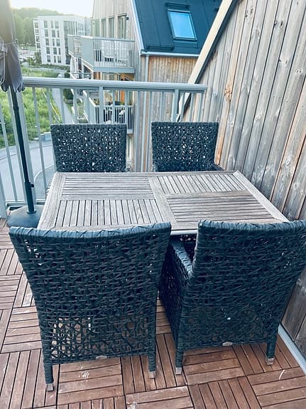 Utegrupp med bord och 4 stolar konstrotting grå