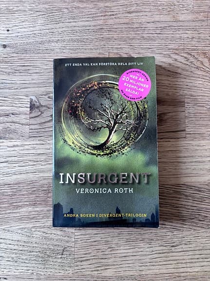 Veronica Roth Divergent-trilogin böcker+bonusbok på svenska