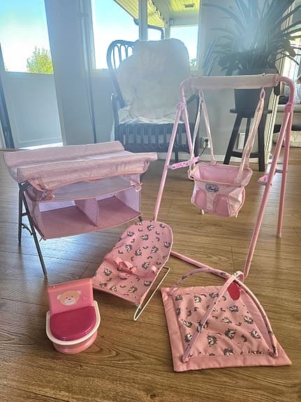 Docktillbehör - skötbord, babygym, gunga mm