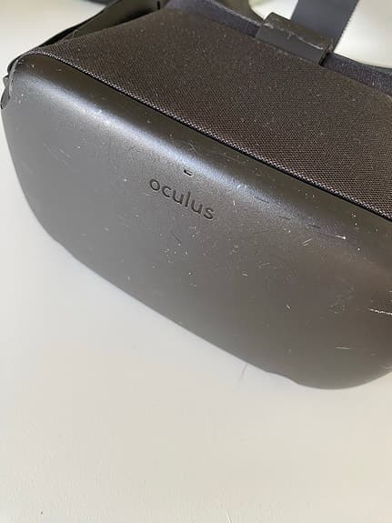 Oculus VR-headset med handkontroller