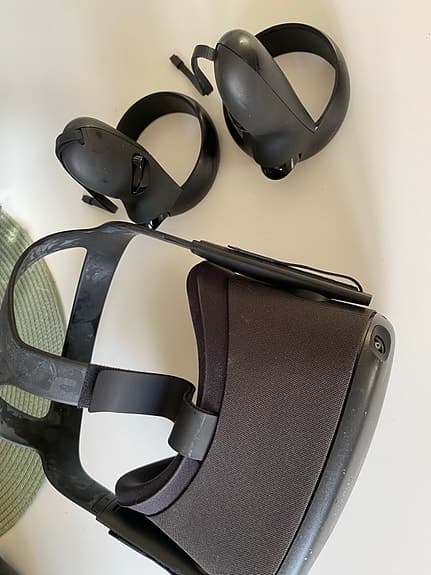 Oculus VR-headset med handkontroller