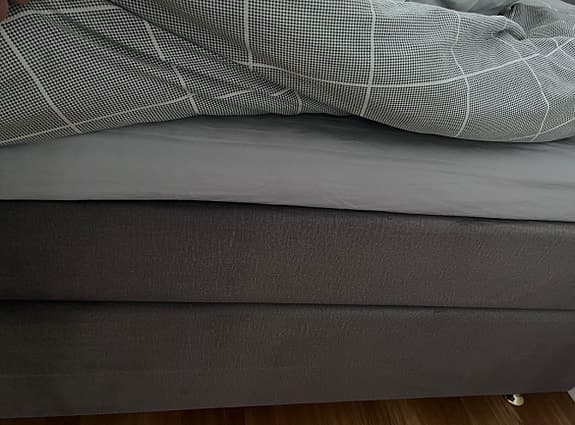 Grå kontinentalsäng med gavel