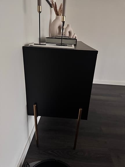 ZOLLIKON Byrå 124 cm – svart med guldfärgade ben
