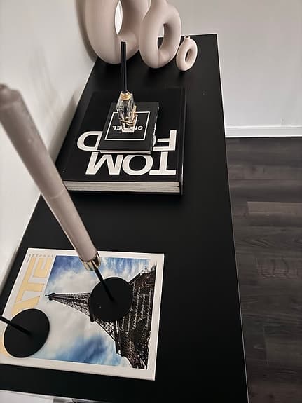 ZOLLIKON Byrå 124 cm – svart med guldfärgade ben