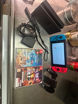 Nintendo Switch konsol med blå/röd Joy-Con