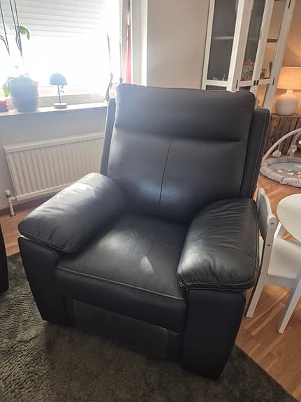 Svart soffgrupp med recliner