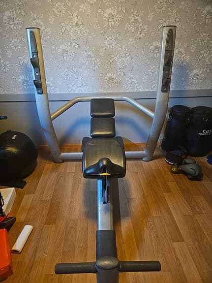 Technogym bänkpressställning med bänk