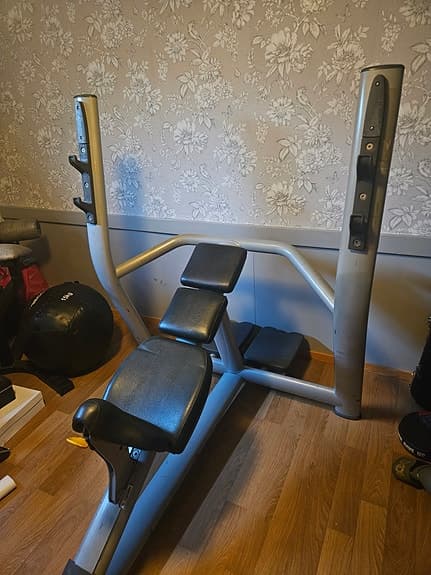 Technogym bänkpressställning med bänk