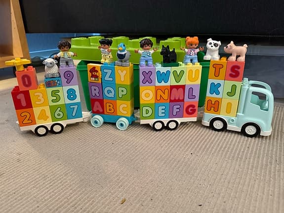 LEGO DUPLO alfabet- och sifferklossar med tåg och figurer