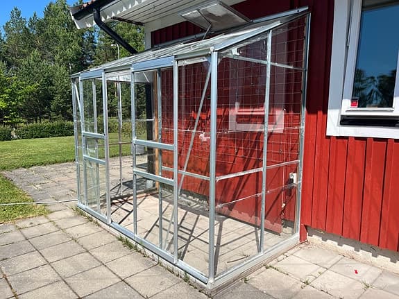 Växthus aluminium med glas mot vägg