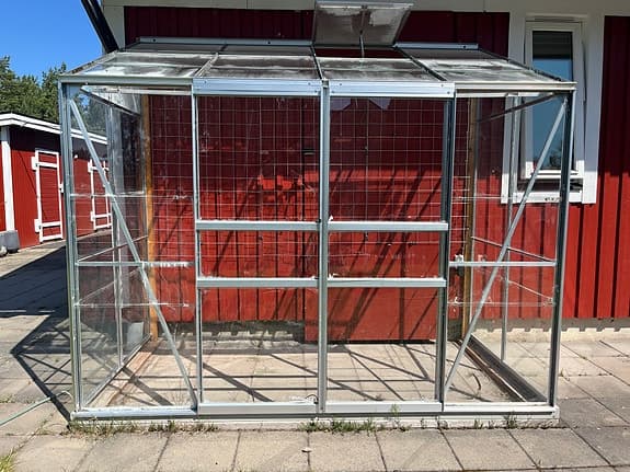 Växthus aluminium med glas mot vägg
