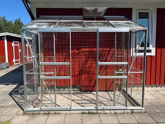 Växthus aluminium med glas mot vägg