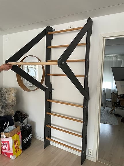Ribbstol med utfällbar träningsarm