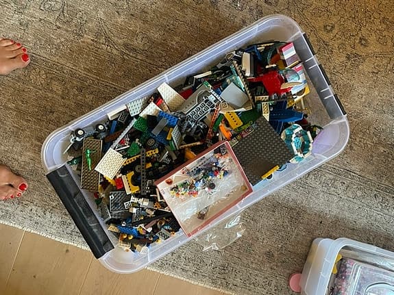 Stor låda med lego och en låda med pärlor/pärplattor
