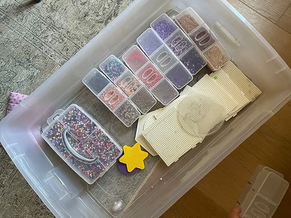 Stor låda med lego och en låda med pärlor/pärplattor