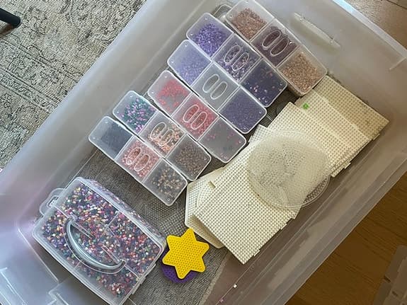 Stor låda med lego och en låda med pärlor/pärplattor