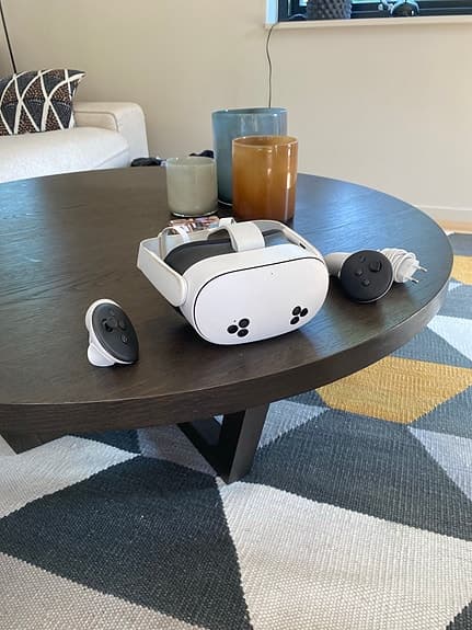 VR-headset med handkontroller