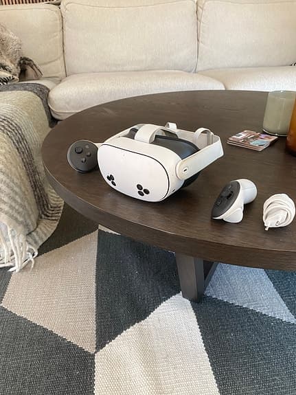 VR-headset med handkontroller