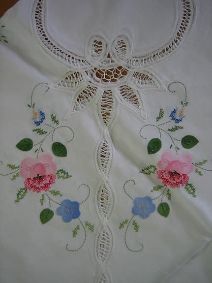 Stor jättevacker bordsduk brodyr hålsöm ca 262x 171 cm