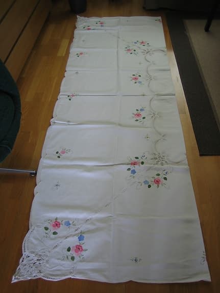 Stor jättevacker bordsduk brodyr hålsöm ca 262x 171 cm