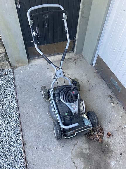 Stiga Briggs & Stratton bensindriven gräsklippare