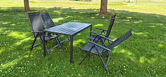 Trädgårdsbord och stolar