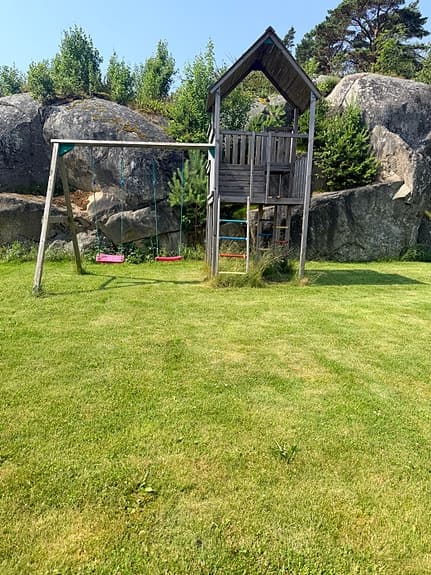 Lekställning med klättertorn och gungor
