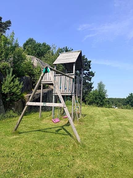 Lekställning med klättertorn och gungor