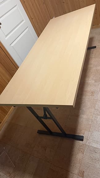 Hopfällbar bord för 10 personer.