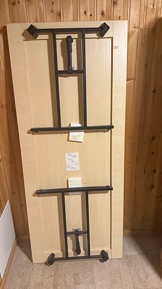 Hopfällbar bord för 10 personer.