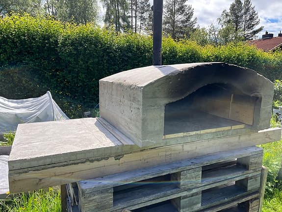 Vedeldad pizzaugn i betong