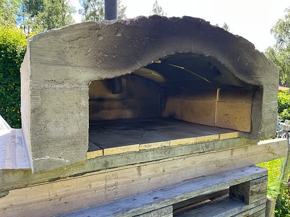 Vedeldad pizzaugn i betong