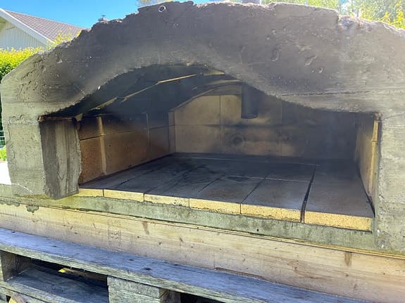 Vedeldad pizzaugn i betong