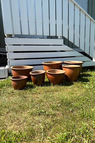 Set med 7 stycken stora och mindre krukor