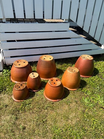Set med 7 stycken stora och mindre krukor