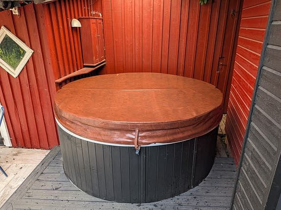 Nordic Hot Tubs spabad runt med lock