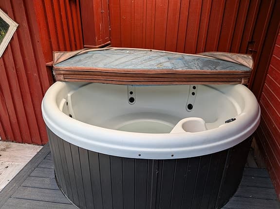 Nordic Hot Tubs spabad runt med lock