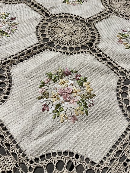Ljuvlig duk med handgjorda blommor
