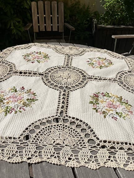 Ljuvlig duk med handgjorda blommor