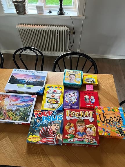 Blandade sällskapsspel och pussel för barn och familj